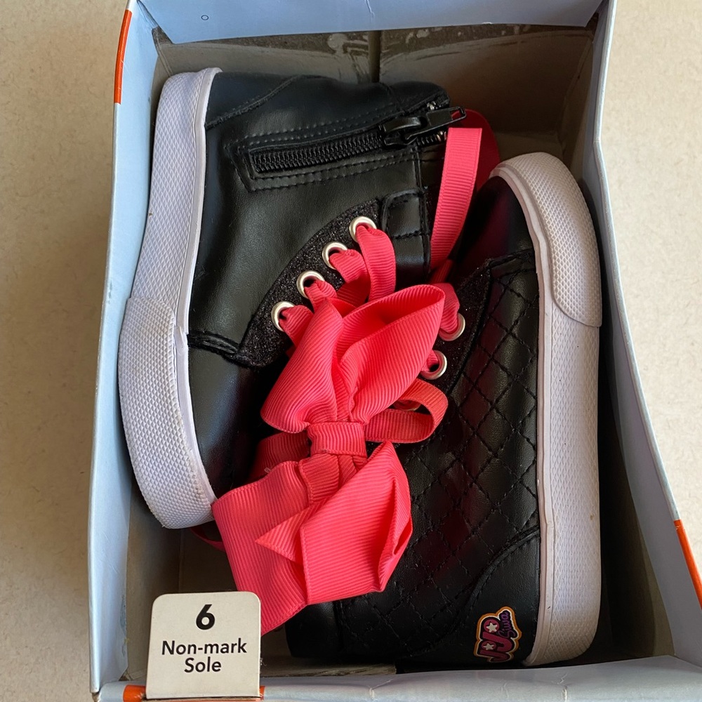 🌟❣️4/$10❣️🌟Jojo Siwi little girls size 6 hi top sneakers